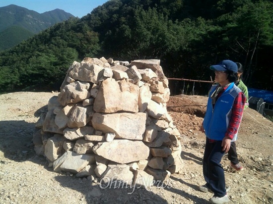  밀양 송전탑 공사가 계속되고 있는 속에 주민들이 밀양시 단장면 동화전마을에 있는 철탑 현장에서 농성하면서 ‘송전탑 저지 생명평화 기원탑’을 쌓고 나무를 심어 놓았다.