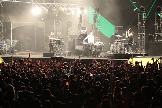  밴드 이디오테잎이 12일 경기도 용인시 캐리비안베이에서 열린 <글로벌 개더링 코리아 2013>에서 공연을 펼치고 있다.