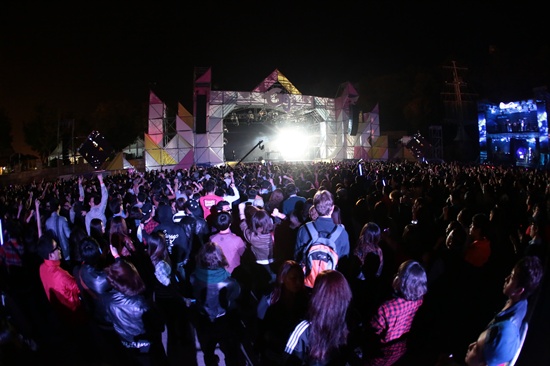 12일 경기도 용인시 캐리비안베이에서 열린 <글로벌 개더링 코리아 2013>에서 관객들이 공연을 감상하고 있다.