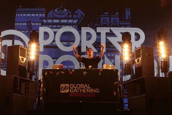  DJ 포터 로빈슨이 12일 경기도 용인시 캐리비안베이에서 열린 <글로벌 개더링 코리아 2013>에서 공연을 펼치고 있다.