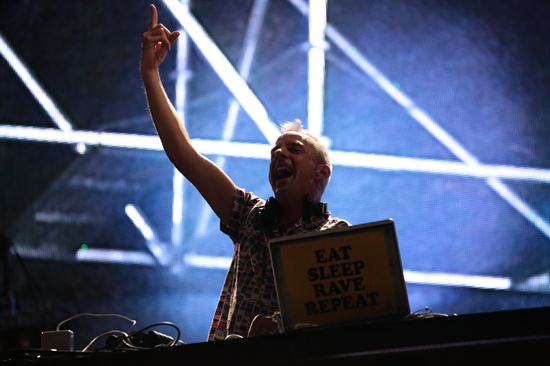  DJ 팻보이 슬림이 12일 경기도 용인시 캐리비안베이에서 열린 <글로벌 개더링 코리아 2013>에서 공연을 펼치고 있다.