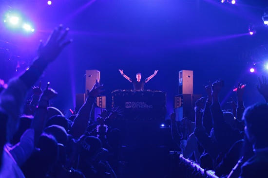  DJ 페리 코스튼이 12일 경기도 용인시 캐리비안베이에서 열린 <글로벌 개더링 코리아 2013>에서 공연을 펼치고 있다.