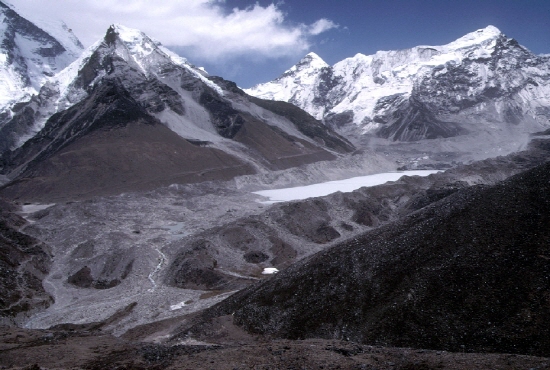 네팔 히말라야에 있는 임자 호수. 빙하호가 점점 커지고 있다.