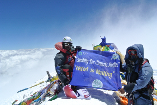 기후정의 메시지를 전하기 위해 네팔 등반대가 에베레스트 산 정상에 올랐다.