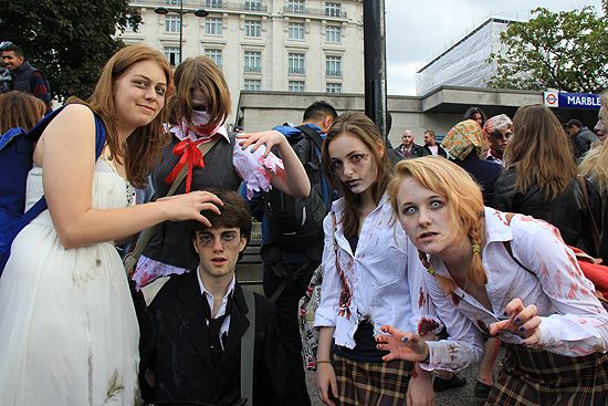 고등학생인 루이스(맨 오른쪽)와 그의 친구들도 '좀비 데이'에 참가했다.