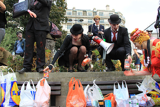 '세계 좀비의 날' 행사에서는 기부금과 함께 먹을거리도 기부받고 있다. 