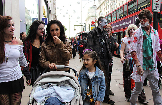 좀비 분장을 한 이들이 런던 시내 거리를 행진하고 있다.