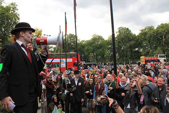 '세계 좀비의 날' 런던 행사를 주관하고 있는 데이비드가 참가자들에게 주의사항을 얘기하고 있다.