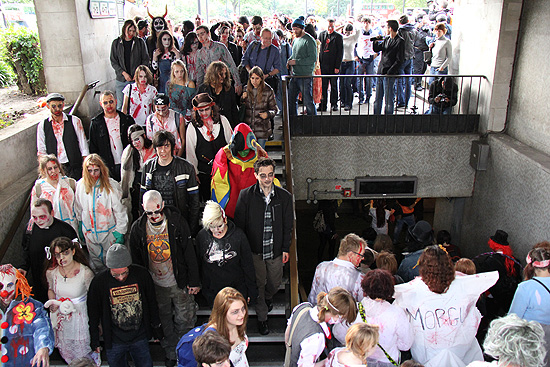 지하도로 내려가는 '좀비의 날' 참가자들.
