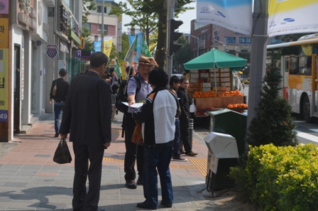 아산 시내에서 시민들을 대상으로 하는 홍보 활동 탈핵희망 순례단은 온양온천역 인근에서 시민들을 대상으로 홍보물을 나누어 주면서 탈핵 대열 동참을 호소하였다.