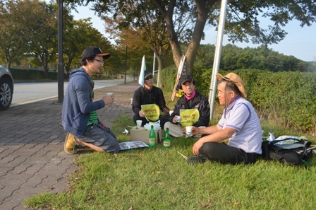 간식 등을 제공하며 우호적인 반응을 보이는 시민들 순례길에서는 많은 시민들이 다양한 방식으로 지지 의사를 밝히기도 하였는데, 과일이나 음료수 등을 제공하여 적극적인 반응을 보이는 시민들도 있었다.