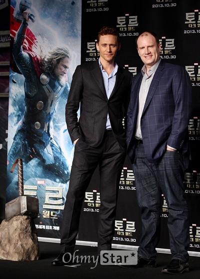  영화 <토르;다크월드>의 배우 톰 히들스턴(왼쪽)이 14일 오전 서울 여의도의 한 호텔에서 열린 기자회견에서 케빈 파이기 마블스튜디오 대표와 함께 포토타임을 갖고 있다.