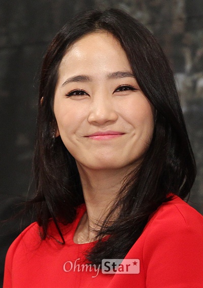    14일 오후 서울 논현동의 한 호텔에서 열린 tvN 개국 7주년 대기획 <빠스껫볼> 제작발표회에서 배우 박예은이 미소를 짓고 있다. 기자간담회에서 배우 공형진은 배우 박예은에 대해 "단언컨대 봉순이라는 캐릭터로는 최고"라고 칭찬을 아끼지 않았다.