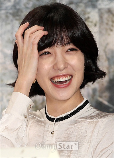    14일 오후 서울 논현동의 한 호텔에서 열린 tvN 개국 7주년 대기획 <빠스껫볼> 제작발표회에서 배우 배우 정인선이 동료배우의 이야기를 들으며 웃고 있다. 