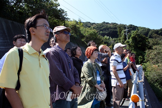 해안도로에서 이카타 원전을 바라보고 있는 '탈핵 원전투어' 한일 참가자들