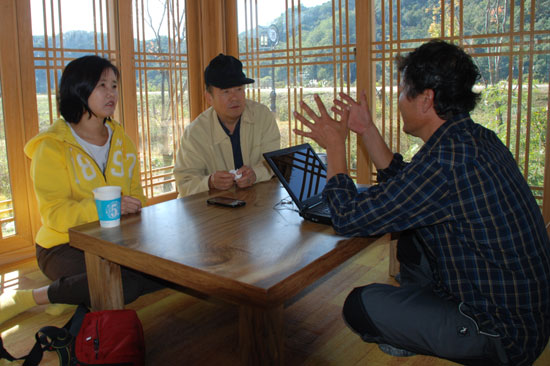 지난 12일 경북 예천군 풍양면 삼강리 삼강주막에서 김영희 변호사와 김정욱 교수는 4대강 사업의 문제점을 거침 없이 풀어냈다. 