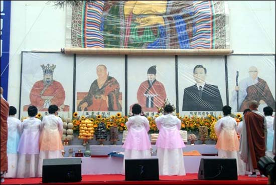 불국사에서 지난 12일 열린 신라불교문화영산대제에 박정희 전 대통령이 포함된 것으로 알려져 논란이 되고 있다.