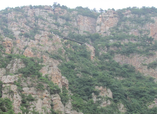 장수산 절벽 위에 있는 절. 사진 가운데 절이 보인다.