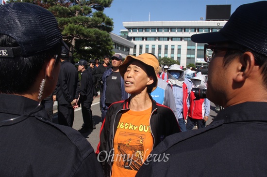  밀양시 상동면 여수마을에 사는 김영자(57)씨는 송전탑 반대를 위해 적극 나서고 있다.