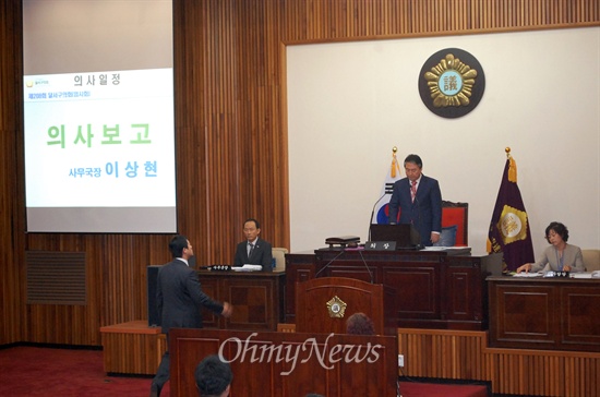 대구시 달서구의회 일부 의원들이 의장 불신임안을 상정하자 김철규 의장이 14일 본회의 상정을 거부해 파행을 거듭했다.