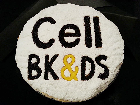 <셀(Cell)>에 연구 논문을 함께 실은 다니엘 쉬탕거(Daniel E. Stange)와 구본경 박사를 축하하기 위해 구 박사 부인이 케이크를 만들어 페이스북에 올린 모습. 