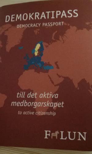 Democracy Passport(민주주의 여권)란 이름을 붙인 팔룬시(市)의 여권. 스웨덴에서 전세계로 직접민주주의가 뻗어나간다는 의미를 담고있다고 한다.