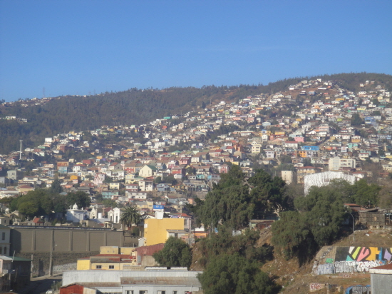 언덕을 덮은 발파리이소의 집들.  (2011년 6월 사진)