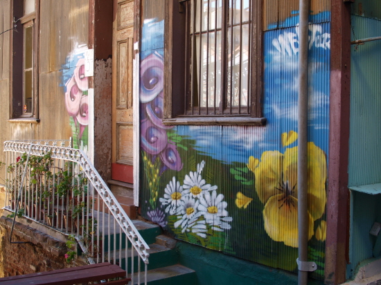 골목의 집들마다 그려진 벽화.  (2011년 6월 사진)
