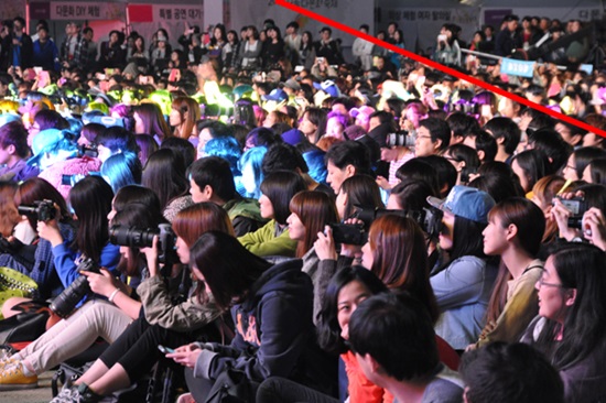 13일 서울광장에서 열린 2013 서울 다문화 축제 특별콘서트 현장. 무대 중앙쪽 앞줄 팬클럽 회원들의 모습. 다문화 가족들의 자리는 빨간선 기준 뒤쪽이었다.
