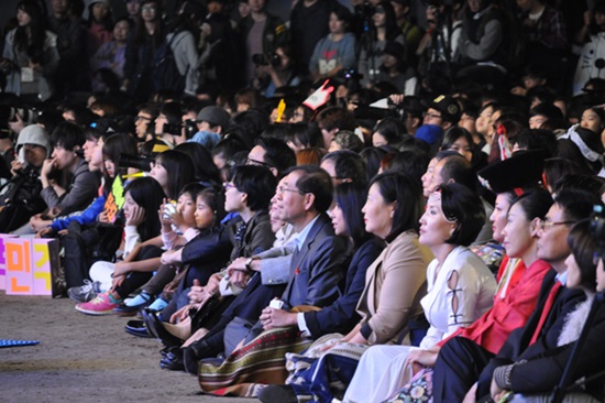 박원순 서울시장이 앉은 무대 중앙 앞줄. 플래카드를 든 팬클럽 회원들이 보인다. 