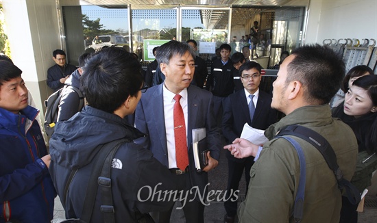 16일 오전 서울 강서구 과해동 한국공항공사 측면 출입구에서 홍보팀 직원이 기자에게 "출입기자 외 출입을 하 수 없다"고 말하고 있다