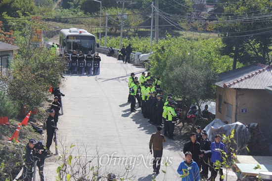   16일 오전 밀양시 단장면 바드리마을 진입로에서 송전탑 공사 차량의 진출입을 막기 위해 농성하던 주민들이 경찰에 의해 강제 제압된 뒤 도로에는 경찰대원들이 배치되어 있다.