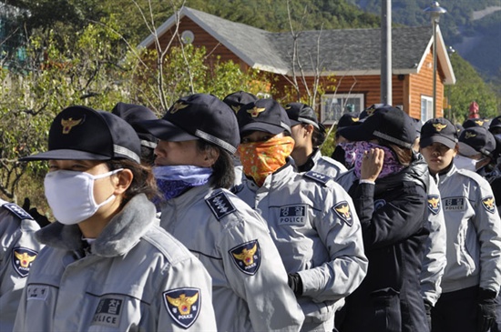  16일 밀양시 단장면 바드리마을 진입로에서 주민과 경찰이 충돌하는 상황이 벌어졌는데, 여성경찰들이 복면을 하고 있어 인권감시단체 '불법'이라 주장했다.