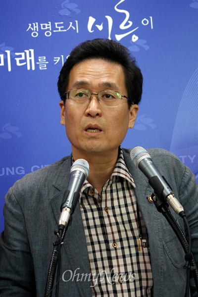  함진규 국회의원이 시흥시청 시민관에서 기자회견을 하고 있다.