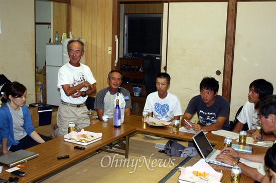 탈핵원전투어 한일참가자들과 교류회를 하는 이와이시마 주민들