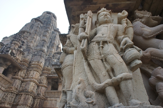 카주라호 힌두사원의 조각상 