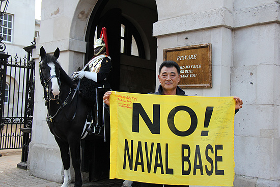 15일 영국 런던에 온 강동균 제주 강정마을 회장이 '기마병 박물관' 앞에서 '해군기지 반대' 홍보를 하고 있다.