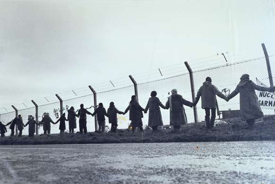 1982년 주민들과 평화활동가 3만 명이 손에 손을 맞잡고 영국 그린햄 커먼(Greenham Common) 미군 기지를 에워쌌다.
