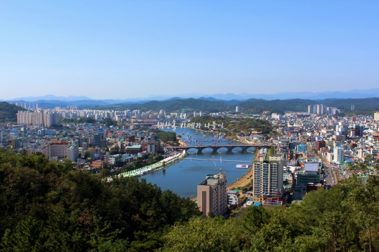  선학산 전망대에서 바라본 진주 시내 전경. 남강과 진주성은 물론이고 지리산과 삼천포 와룡산도 볼 수 있다.