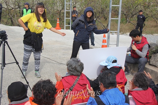 사진은 서울 성미산학교 학생들이 율동을 선보이는 모습.