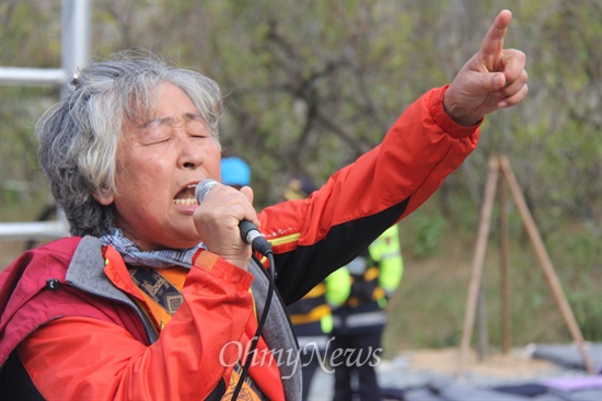  신고리핵발전소 3호기의 제어케이블 부품 성능시험에서 불합격 판정을 받은 가운데, 밀양765kV송전탑반대대책위는 17일 오전 밀양시 단장면 바드리마을 입구에서 기자회견을 열고 송전탑 공사 중단을 요구했다. 사진은 부북면에 사는 한옥순 할머니가 외치는 모습.