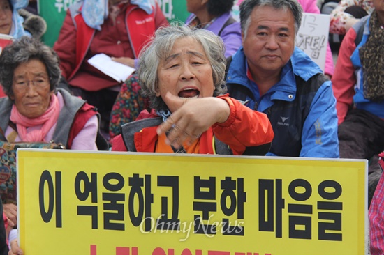  신고리핵발전소 3호기의 제어케이블 부품 성능시험에서 불합격 판정을 받은 가운데, 밀양765kV송전탑반대대책위는 17일 오전 밀양시 단장면 바드리마을 입구에서 기자회견을 열고 송전탑 공사 중단을 요구했다. 