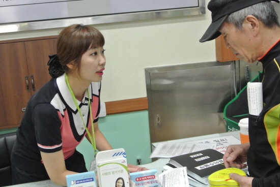 김현미(27)씨는 노원구청을 찾은 민원인이 처음으로 만나게 되는 구청의 ‘얼굴’이다. 김씨는 노원구청에서 민원인 안내 업무를 맡고 있다. 그도 노원구서비스공단 소속 기간제 계약직에서 이번 5월 상용직으로 전환됐다.