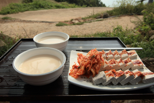 두부와 막걸리. 금오도 비렁길 1코스의 쉼터에서 맛볼 수 있다.