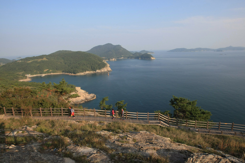 금오도 해안과 데크길. 비렁길 3코스 매봉전망대 부근 풍경이다.