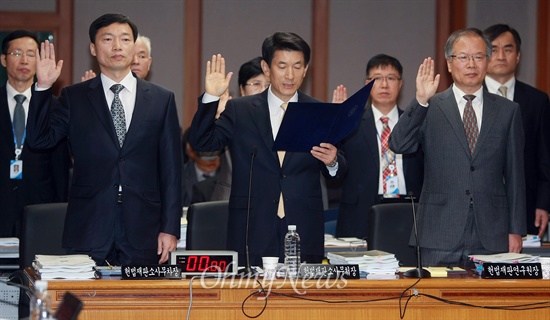 18일 오전 헌법재판소에서 열린 국회 법사위 국정감사에서 이준 헌법재판소 사무차장, 김용헌 헌법재판소 사무처장, 김문현 헌법재판연구원장을 비롯한 증인들이 선서를 하고 있다.