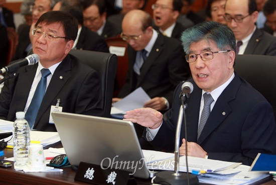 18일 오전 한국은행에서 열린 국회 기획재정위 국정감사에서 김중수 총재가 의원들의 질의에 답변하고 있다.