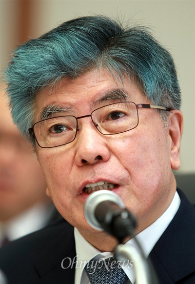 김중수 한국은행 총재가 지난해 10월 18일 오전 한국은행에서 열린 국회 기획재정위 국정감사에서 의원들의 질의에 답변하고 있다.