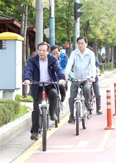 지난 1일 차성수 금천구청장이 자전거로 출근하는 모습. 금천구는 '세계 차 없는 날'을 맞이해 지난 6일까지 전직원을 대상으로 '녹색교통 실천운동'을 전개했다. 