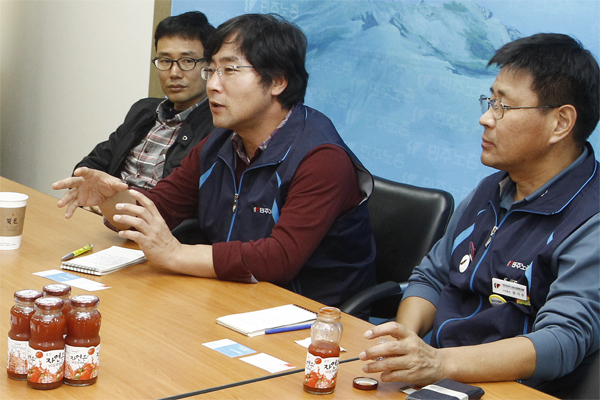 신승철 민주노총 위원장이 네덜란드노총과 독일노총 활동가들을 만나 한국의 노동조건과 노사관계의 부당성을 설명했다.